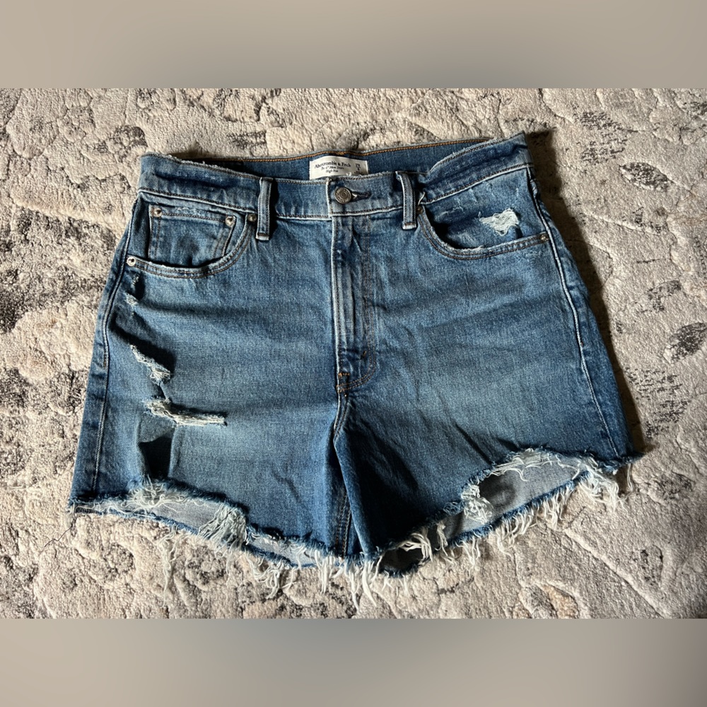 Abercrombie & Fitch High Rise 4” Mom Short…Size 28/6